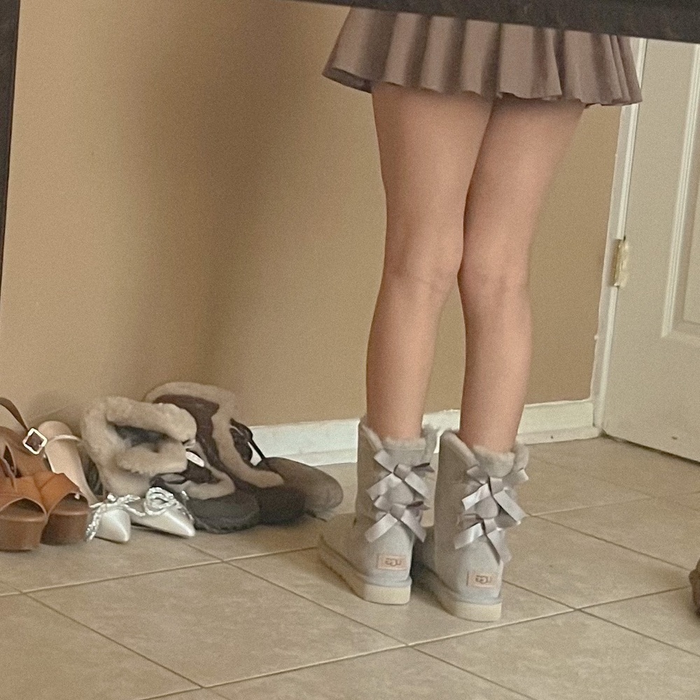 UGGS - Picture 2 of 4